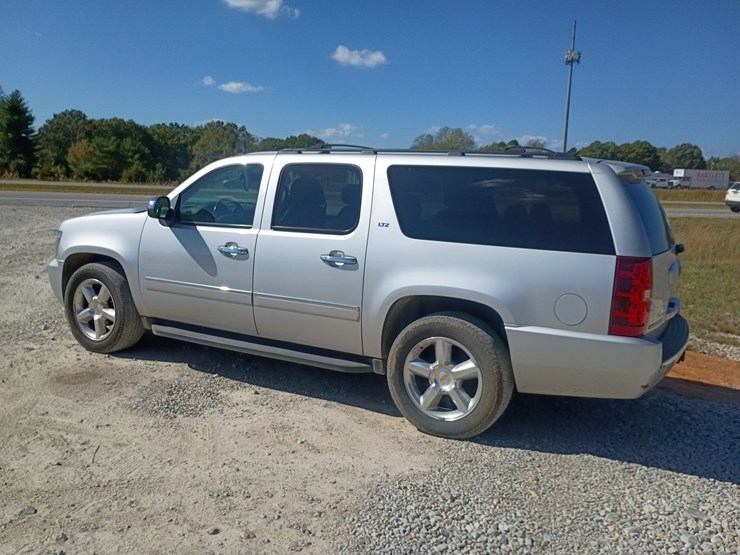 2010-chevrolet-suburban-image-4