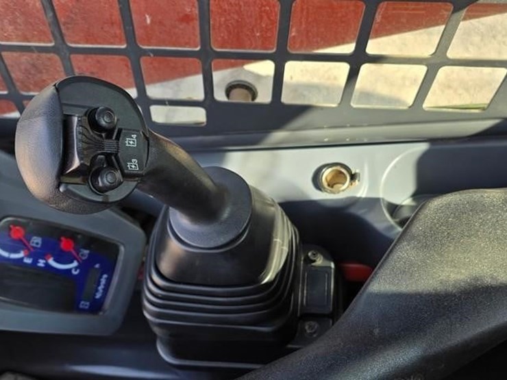 2025-kubota-ssv75-image-47