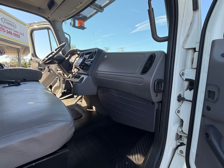 2014-freightliner-m2-106-image-48