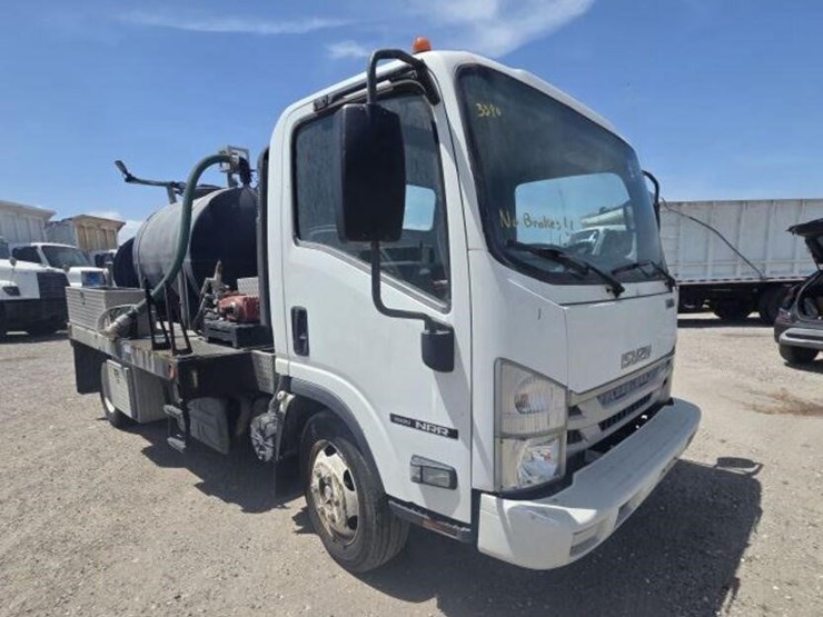 2017-isuzu-jale5w16xh7304211-image-2