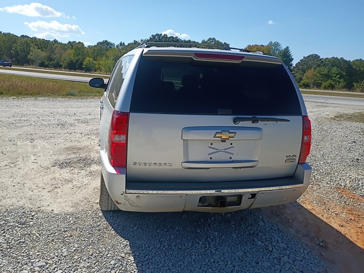 2010-chevrolet-suburban-image-6