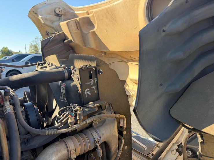 2014-freightliner-m2-106-image-65