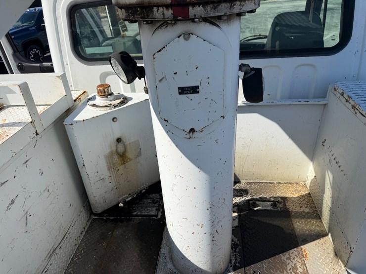 2004-freightliner-m2-106-image-27