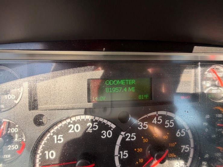 2019-freightliner-m2-106-image-51