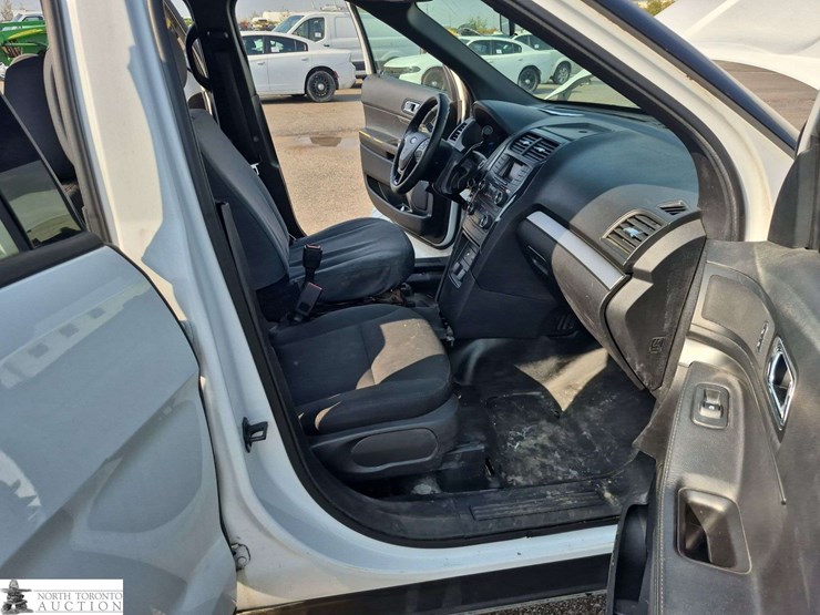 2018-ford-explorer-image-27