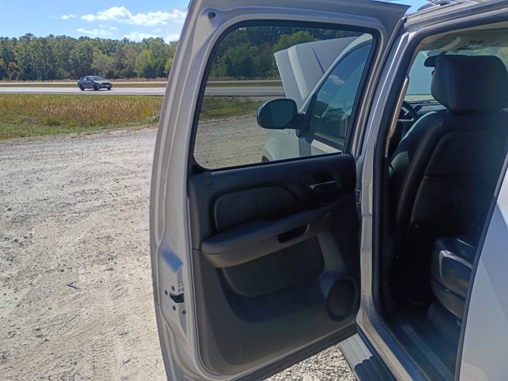 2010-chevrolet-suburban-image-67