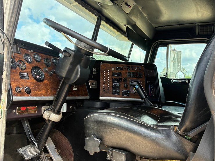 2001-peterbilt-362-image-23