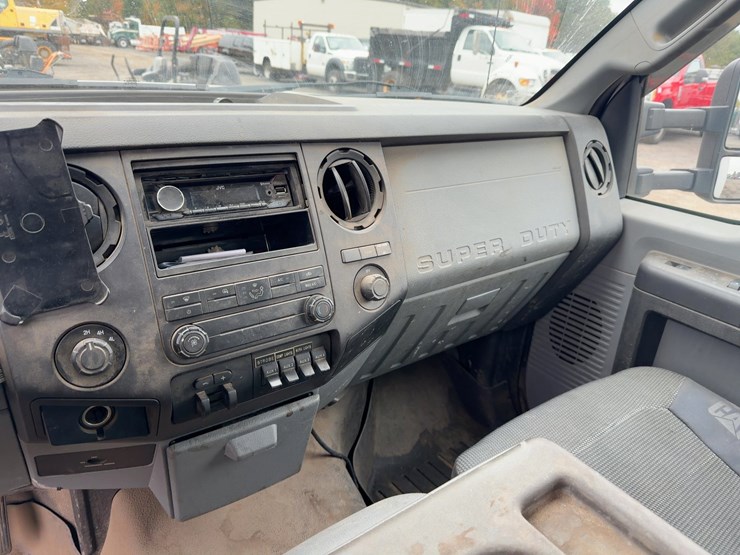 2013-ford-f550-xl-image-26