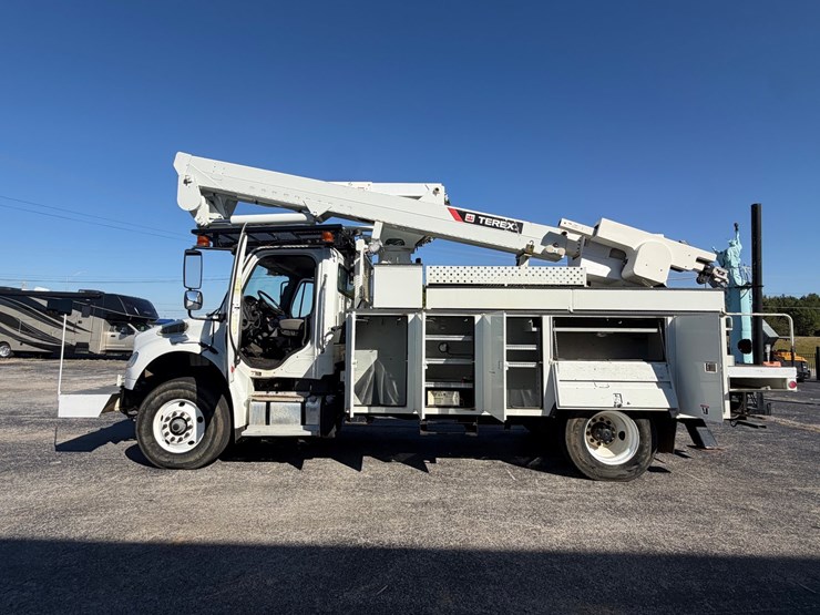 2014-freightliner-m2-106-image-44