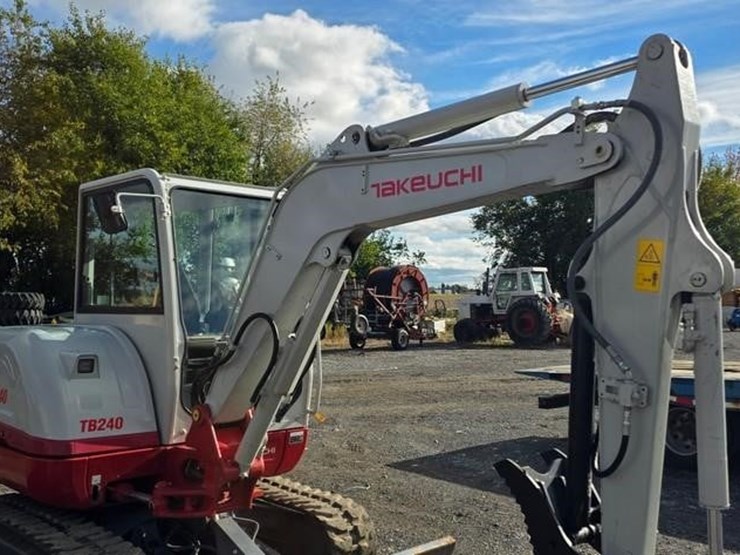 2023-takeuchi-tb240-image-47