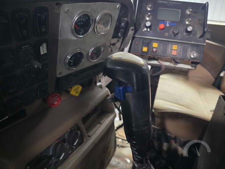 2005-mack-granite-cv713-image-14