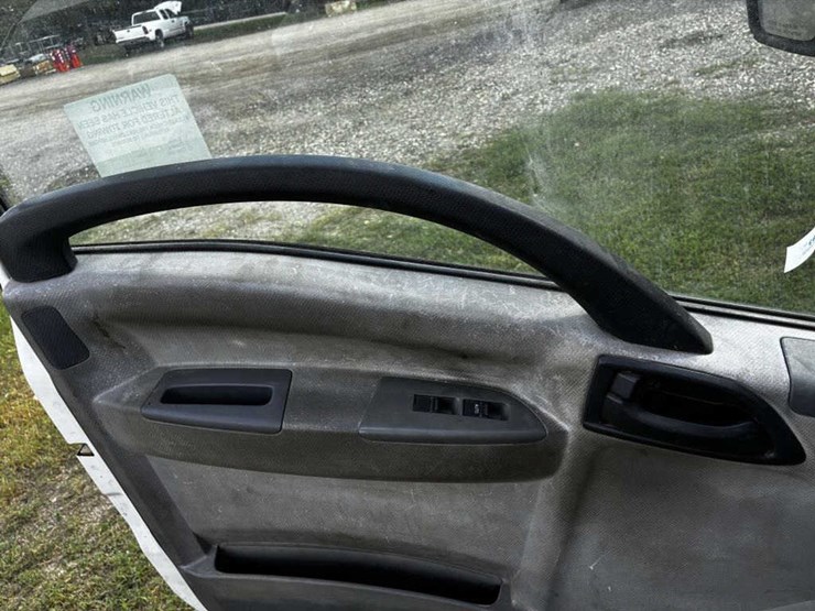 2011-isuzu-nqr-image-9