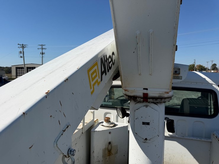 2004-freightliner-m2-106-image-23