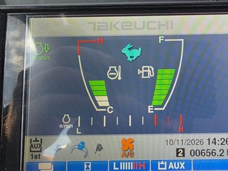 2023-takeuchi-tb240-image-76