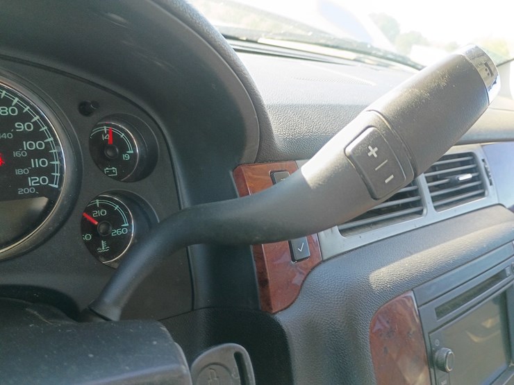2010-chevrolet-suburban-image-51