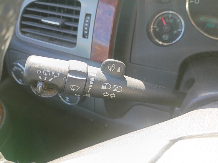 2010-chevrolet-suburban-image-50