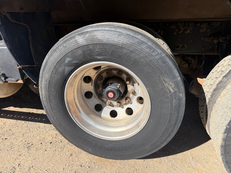 2016-freightliner-114sd-image-13