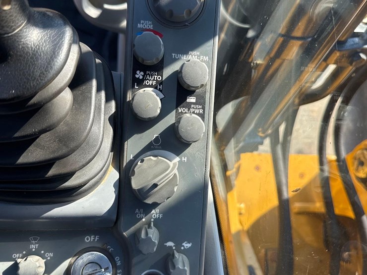 2022-deere-210g-lc-image-35