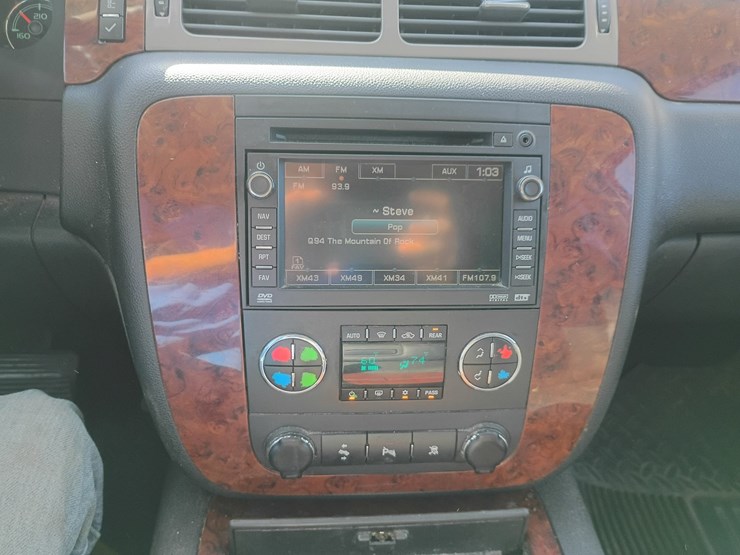 2010-chevrolet-suburban-image-41