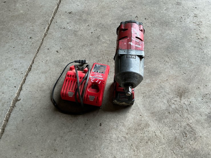#112-•-milwaukee-m18-fuel-2767-20-1/2"-cordless-impact-wrench-with-battery-and-charger-image-4