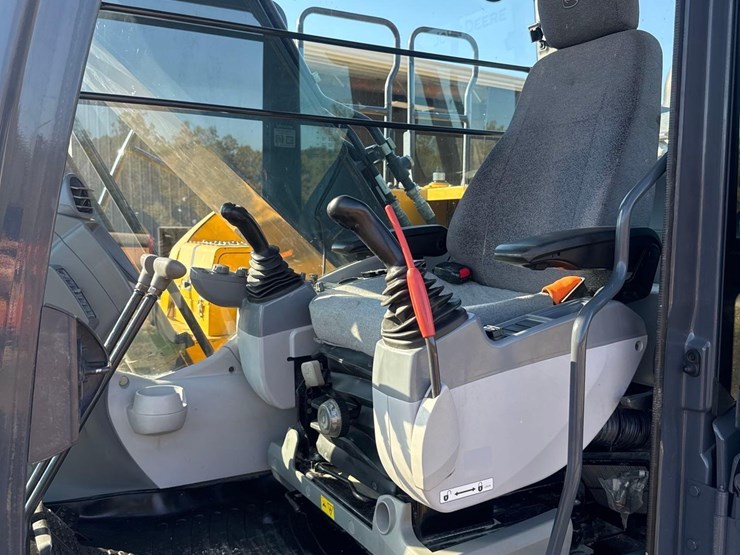 2022-deere-210g-lc-image-30