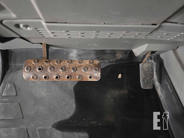 2018-caterpillar-tl1055d-image-15
