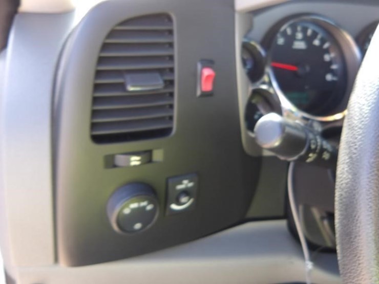 2013-chevrolet-silverado-2500-image-17