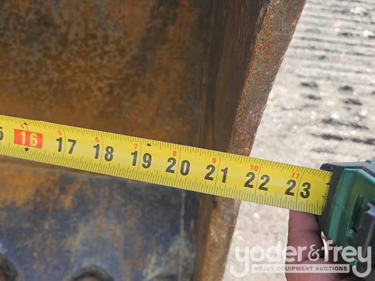 2015-deere-135g-image-39