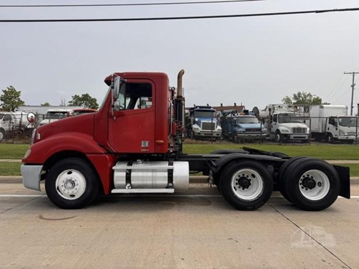2004-freightliner-columbia-112-image-5