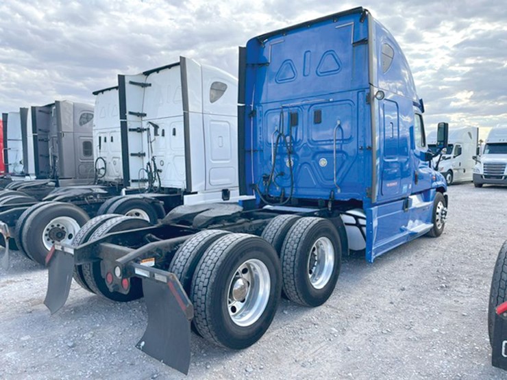 2017-freightliner-cascadia-125-image-3