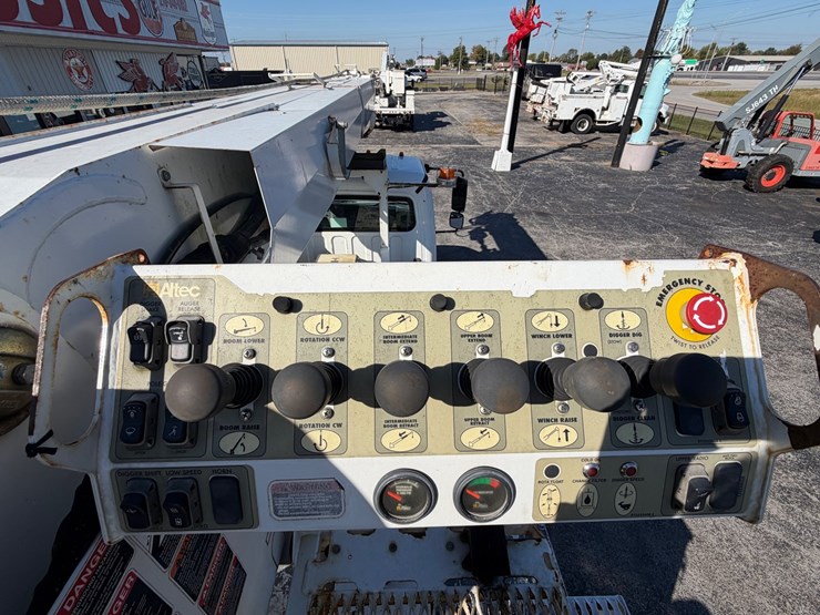 2019-freightliner-m2-106-image-38