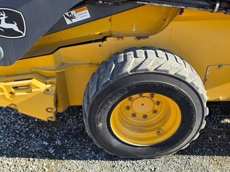 2015-deere-326e-image-14