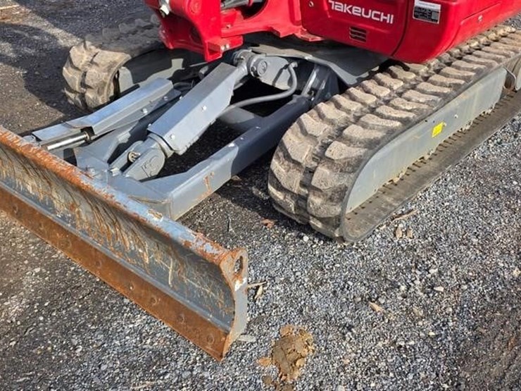 2023-takeuchi-tb240-image-11