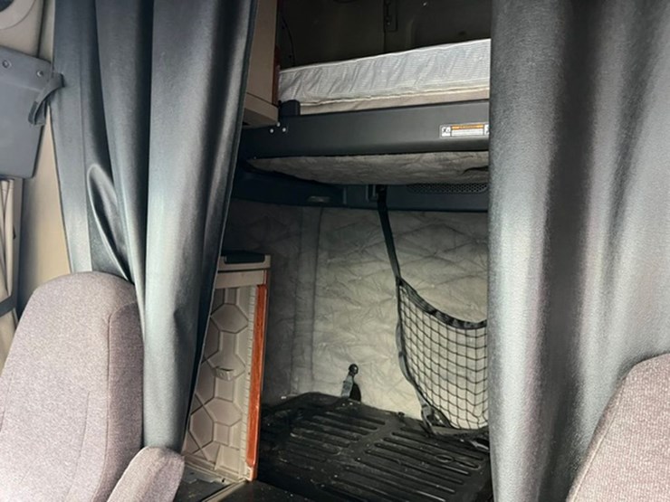2017-freightliner-cascadia-125-image-7
