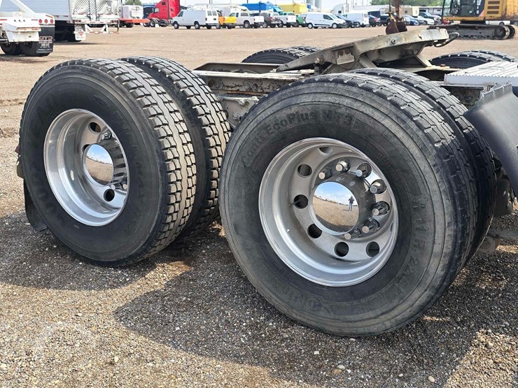 2017-peterbilt-567-image-25