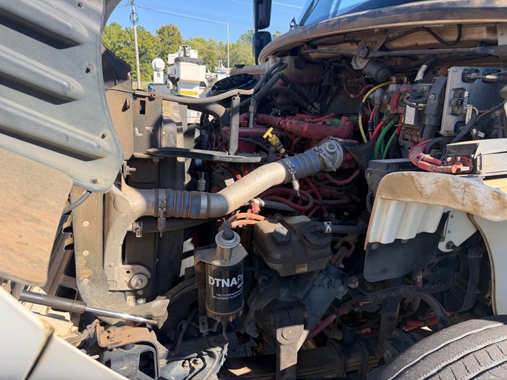 2014-freightliner-m2-106-image-59