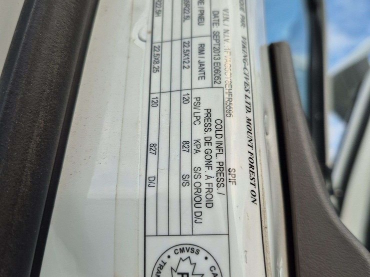 2014-freightliner-108sd-image-15