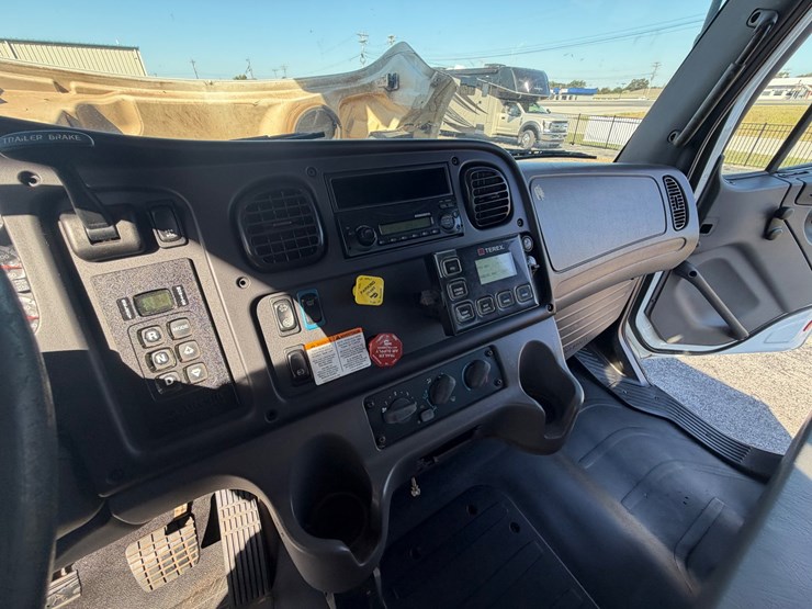 2014-freightliner-m2-106-image-55