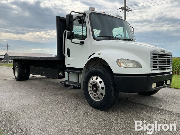 2005-freightliner-m2-106-image-3