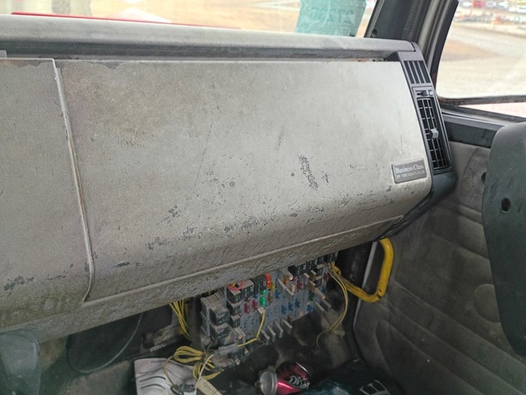 2003-freightliner-fl106-image-42