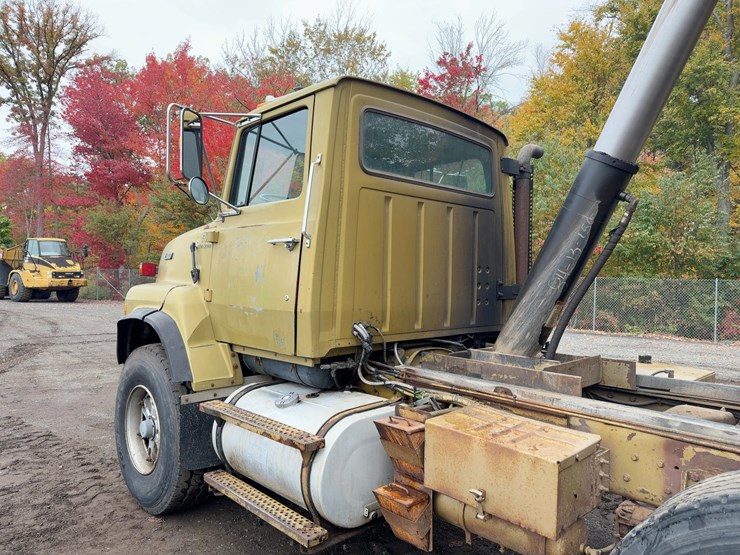 1990-ford-l9000-image-13