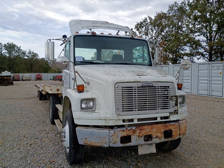 2003-freightliner-fl106-image-10