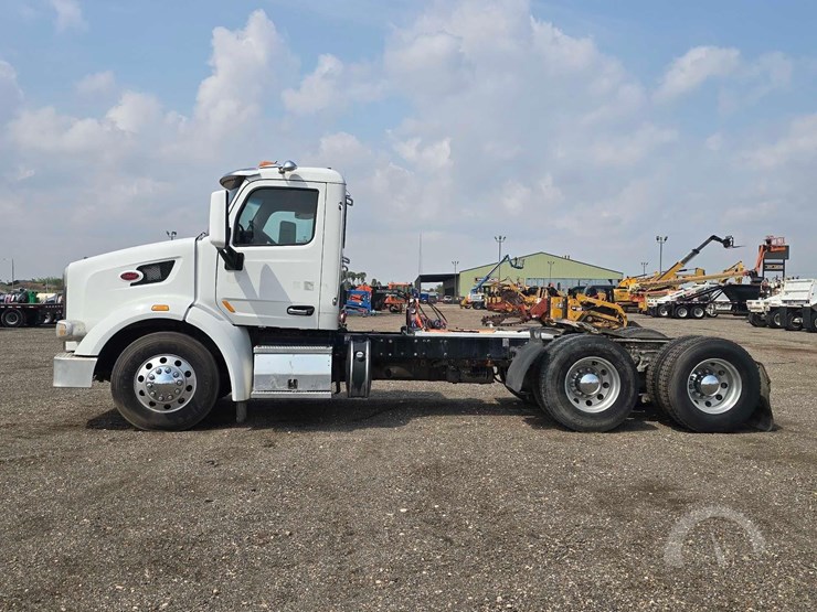 2017-peterbilt-567-image-5