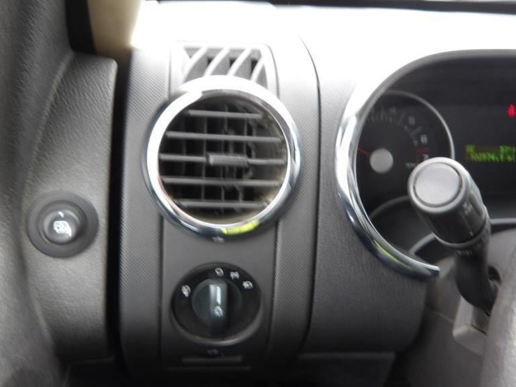 2010-ford-explorer-image-19