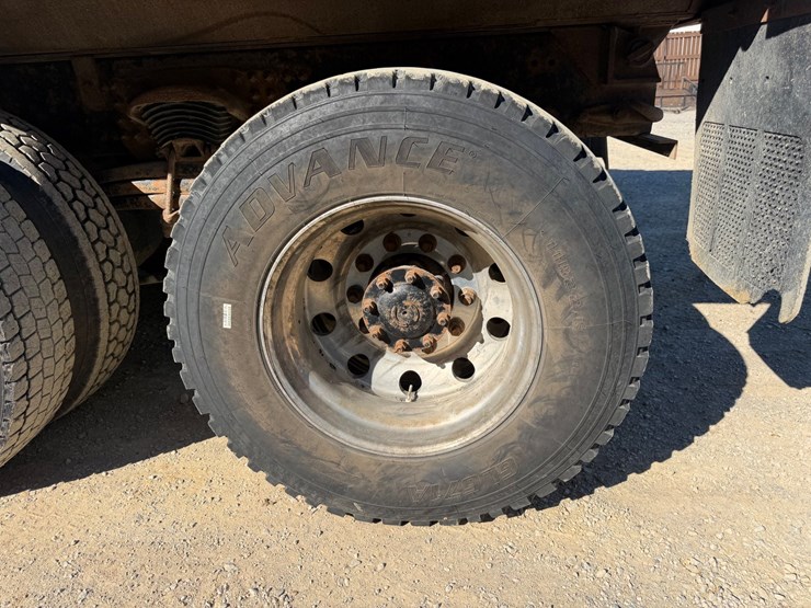 2016-freightliner-114sd-image-7