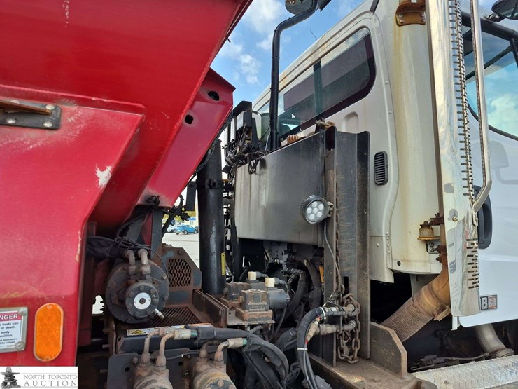 2014-freightliner-108sd-image-33