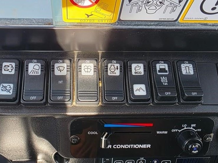 2023-takeuchi-tb240-image-68
