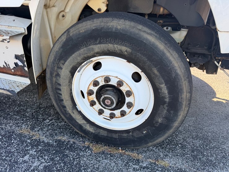 2014-freightliner-m2-106-image-13
