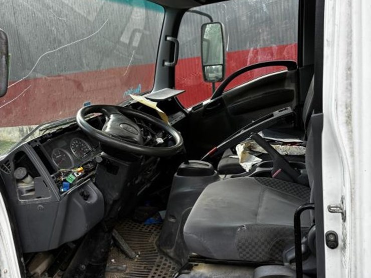 2011-isuzu-nqr-image-10