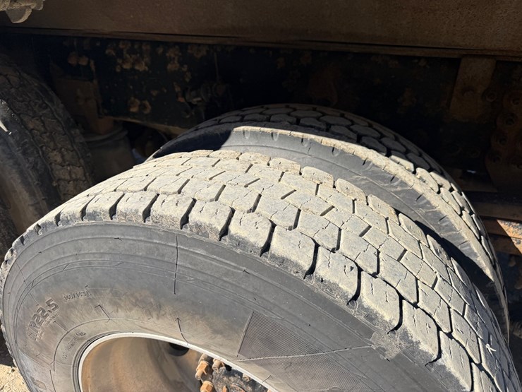 2016-freightliner-114sd-image-10